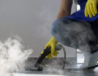 persona-servicio-limpieza-profesional-que-usa-limpiador-vapor-oficina persona-servicio-limpieza-profesional-que-usa-limpiador-vapor-oficina